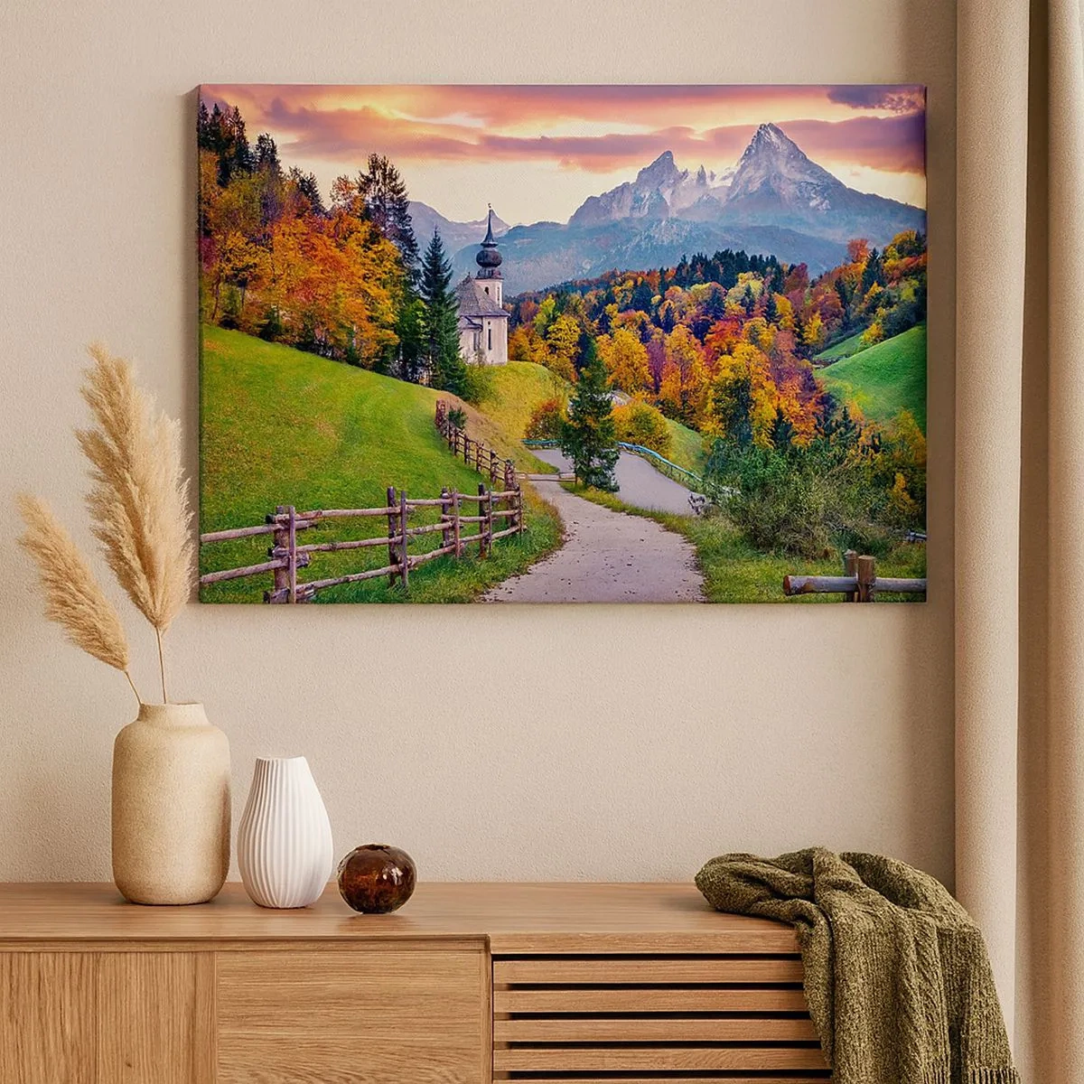 Cuadro sobre lienzo - Impresión de Imagen - Paisaje otoñal de montaña con capilla y puesta de sol. - 70x50cm - Paisaje como una pintura - Decoración de pared moderna para salón y dormitorio ARTTOR