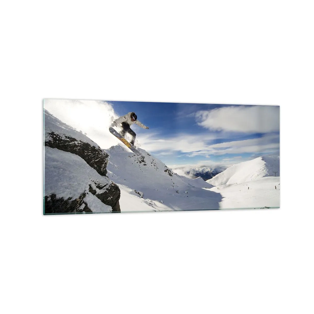 Cuadro sobre vidrio - Impresiones sobre Vidrio - Un snowboarder salta desde un acantilado con montañas cubiertas de nieve al fondo. - 120x50cm - Libertad sin fronteras - Decoración de pared moderna para salón y dormitorio ARTTOR
