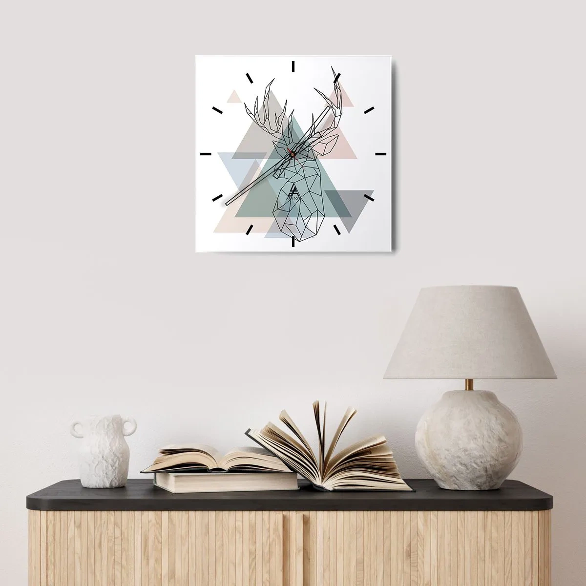 Reloj de pared - Reloj de vidrio - Ciervo geométrico sobre un fondo de triángulos pastel. - 30x30cm - En un bosque geométrico - Decoración de pared moderna para salón y dormitorio ARTTOR