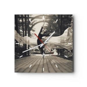Reloj de pared - Reloj de vidrio - Una bailarina con un vestido fluido realiza un salto frente a un jardín en blanco y negro como telón de fondo. - 30x30cm - Danza del espíritu del jardín - Decoración de pared moderna para salón y dormitorio ARTTOR