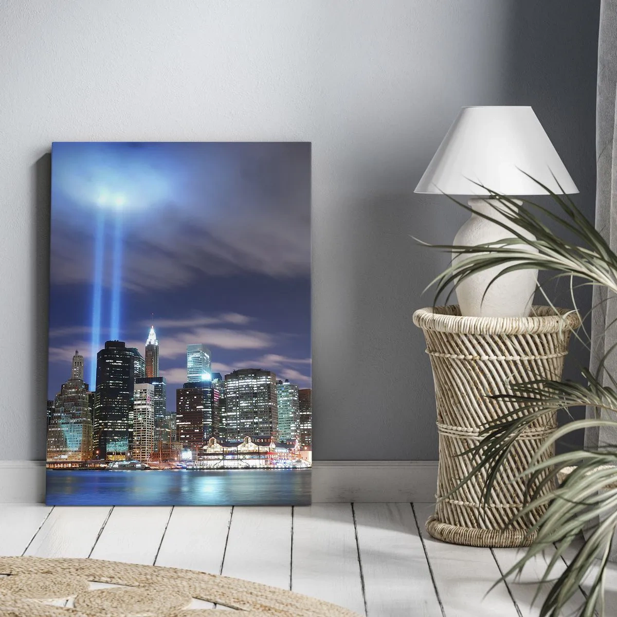 Cuadro sobre lienzo - Impresión de Imagen - Panorama nocturno de la ciudad con dos rayos de luz brillantes en el cielo - 50x70cm - Con luz para alcanzar el cielo - Decoración de pared moderna para salón y dormitorio ARTTOR