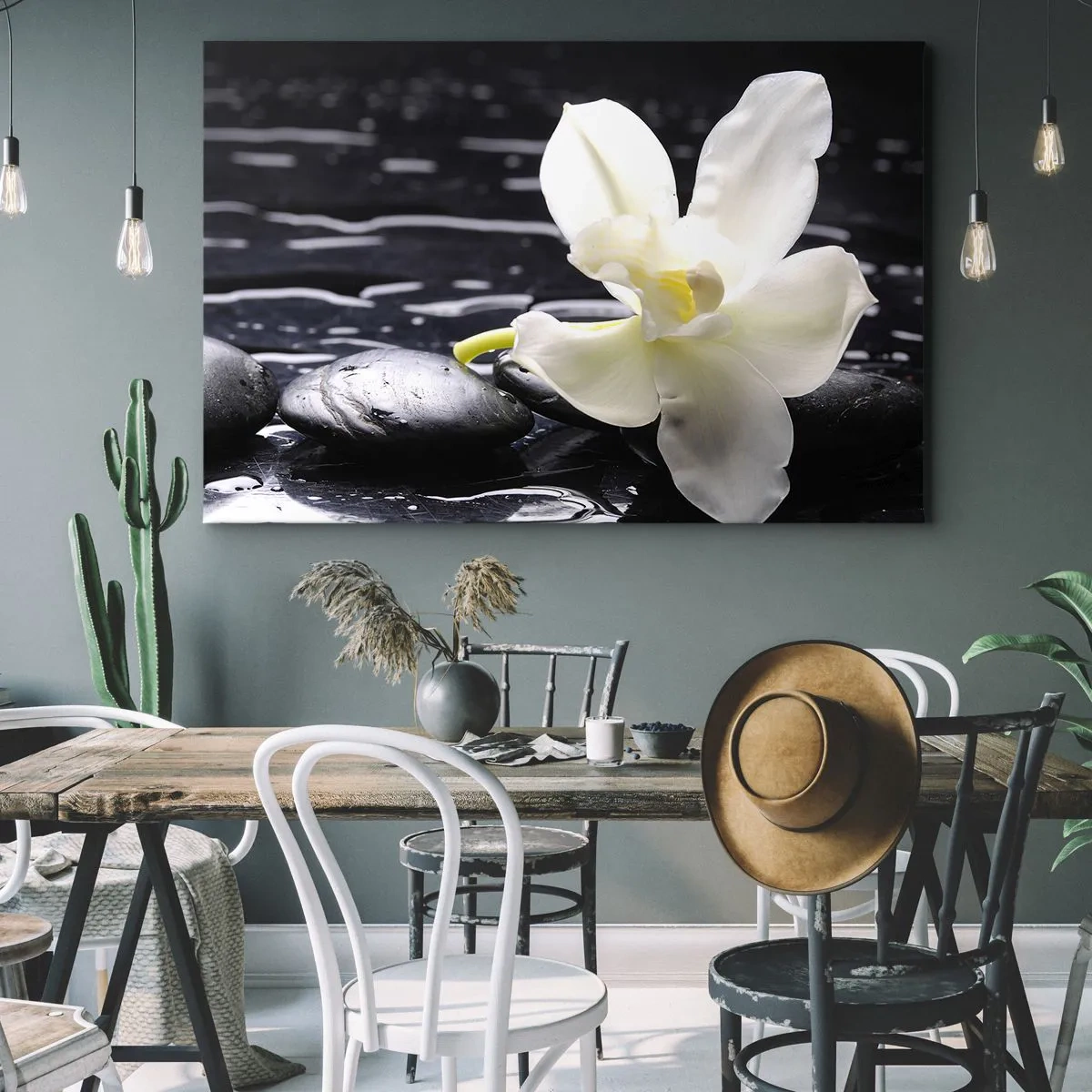 Cuadro sobre lienzo - Impresión de Imagen - Una orquídea blanca sobre un fondo de piedras negras y agua. - 70x50cm - Un estudio en blanco y negro - Decoración de pared moderna para salón y dormitorio ARTTOR