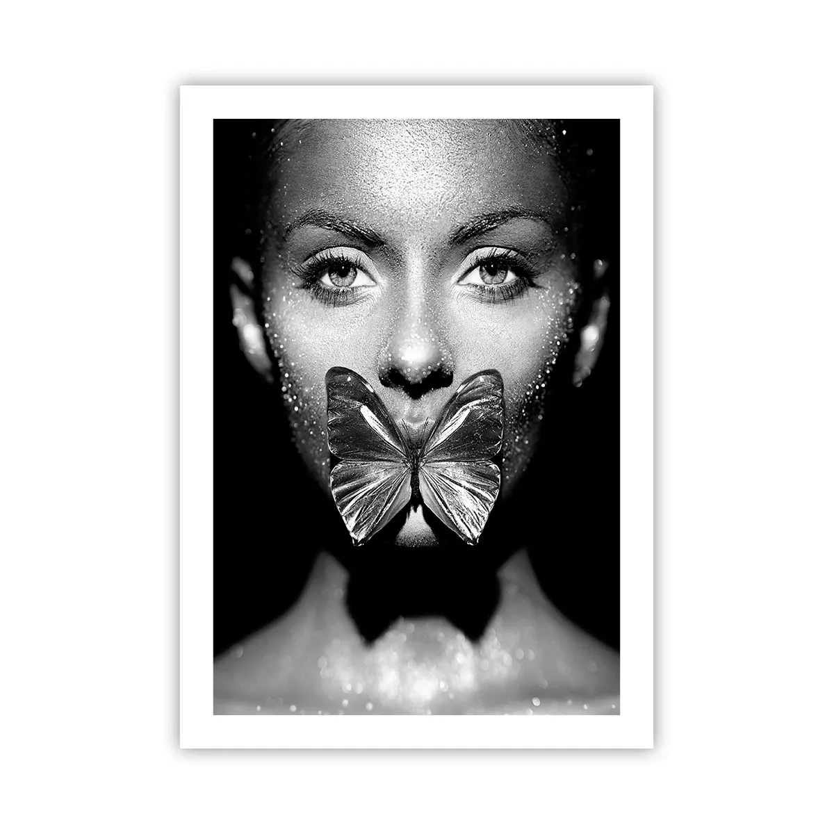 Póster - Retrato de una mujer con una mariposa en los labios en blanco y negro - 50x70cm - Beso de mariposa - Decoración de pared moderna para salón y dormitorio ARTTOR
