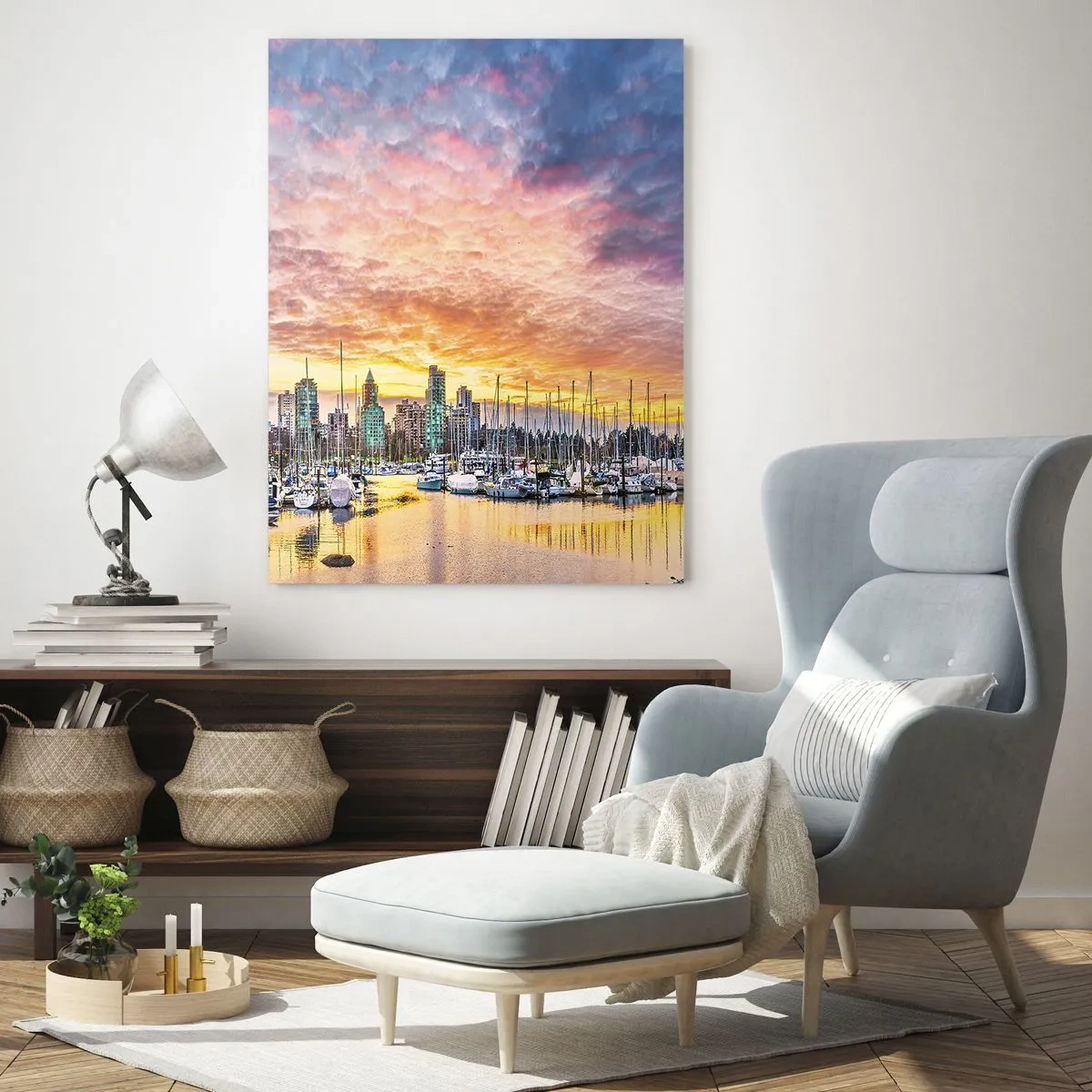 Cuadro sobre vidrio - Impresiones sobre Vidrio - Puerto deportivo con yates y paisaje urbano al atardecer - 80x120cm - Una ciudad de mil marineros - Decoración de pared moderna para salón y dormitorio ARTTOR