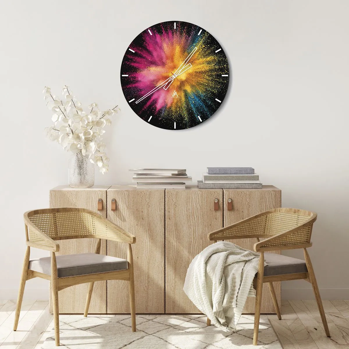 Reloj de pared - Reloj de vidrio - Reloj de pared en forma de reloj redondo sobre cristal con efecto de explosión de polvo de colores en tonos rosa, amarillo y azul sobre fondo negro. - 30x30cm - El nacimiento de los colores