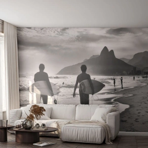 Fotomural Standard Eco - Surfistas en la playa al atardecer en blanco y negro - 100x70cm - Samba para una ola - Decoración de pared moderna para salón y dormitorio ARTTOR