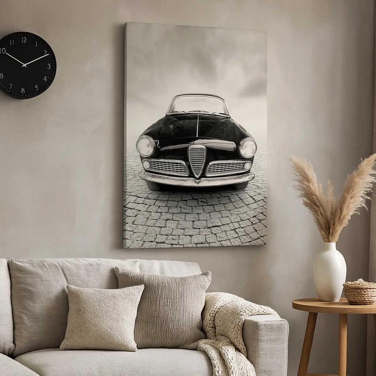 Cuadro sobre lienzo - Impresión de Imagen - Un coche clásico en una plaza adoquinada en estilo monocromático. - 50x70cm - ¿Y cómo no quererme? - Decoración de pared moderna para salón y dormitorio ARTTOR