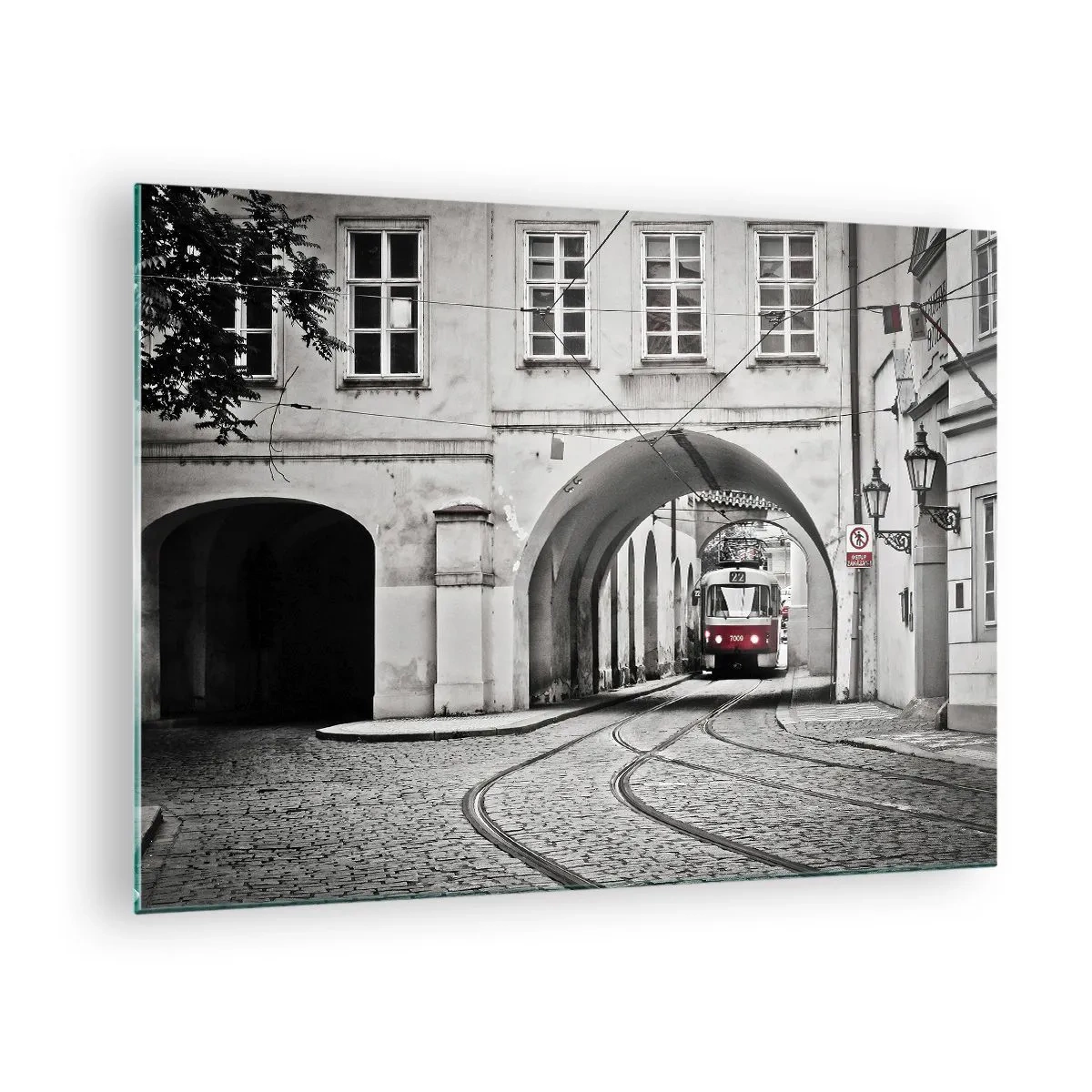 Cuadro sobre vidrio - Impresiones sobre Vidrio - Tranvía en blanco y negro en una calle antigua - 70x50cm - A través del laberinto urbano - Decoración de pared moderna para salón y dormitorio ARTTOR