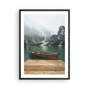 Póster en marco negro - Un barco en el muelle con montañas y un lago al fondo. - 50x70cm - Paisaje inolvidable - Decoración de pared moderna para salón y dormitorio ARTTOR