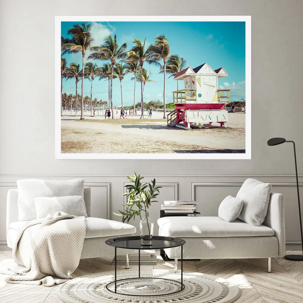 Póster - Una playa con palmeras y una torre de salvavidas al fondo. - 100x70cm - Un hermoso día por delante - Decoración de pared moderna para salón y dormitorio ARTTOR