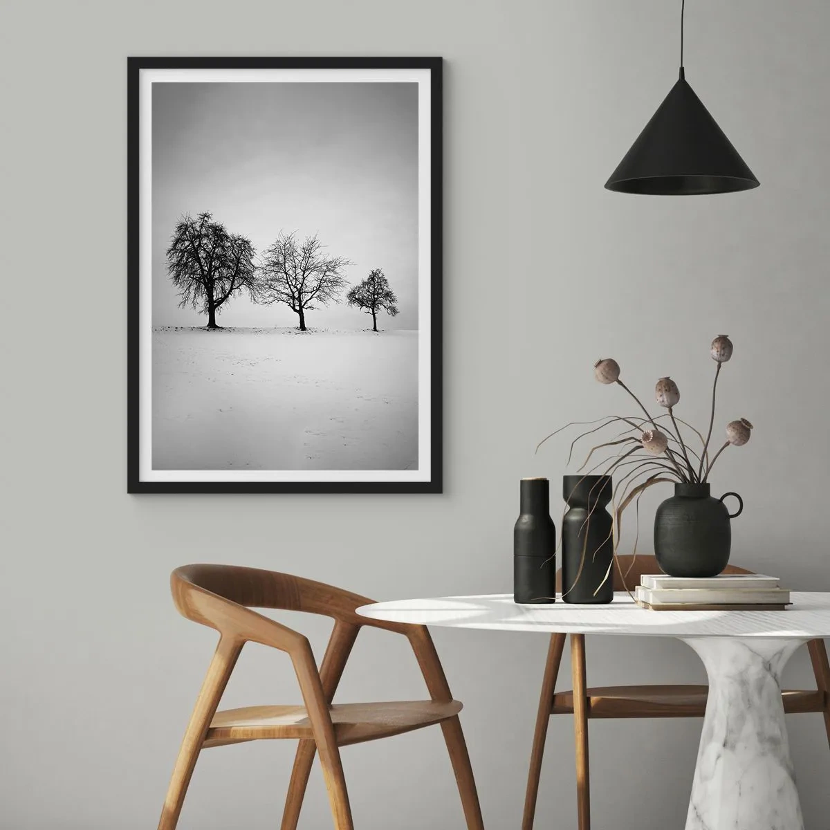 Póster en marco negro - Tres árboles en un campo nevado en blanco y negro - 50x70cm - ¿Con qué sueñan? - Decoración de pared moderna para salón y dormitorio ARTTOR