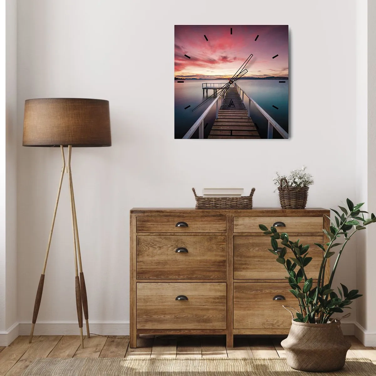 Reloj de pared - Reloj de vidrio - Un embarcadero que conduce a un lago tranquilo al atardecer. - 30x30cm - La suave llama del atardecer - Decoración de pared moderna para salón y dormitorio ARTTOR