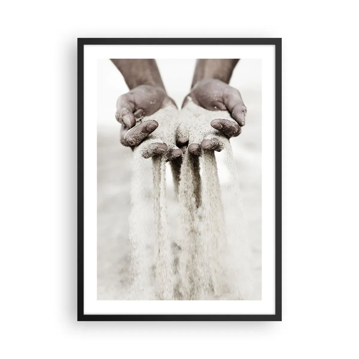 Póster en marco negro - Manos sosteniendo arena, simbolizando la fugacidad y fragilidad del momento. - 50x70cm - Con estas manos... - Decoración de pared moderna para salón y dormitorio ARTTOR