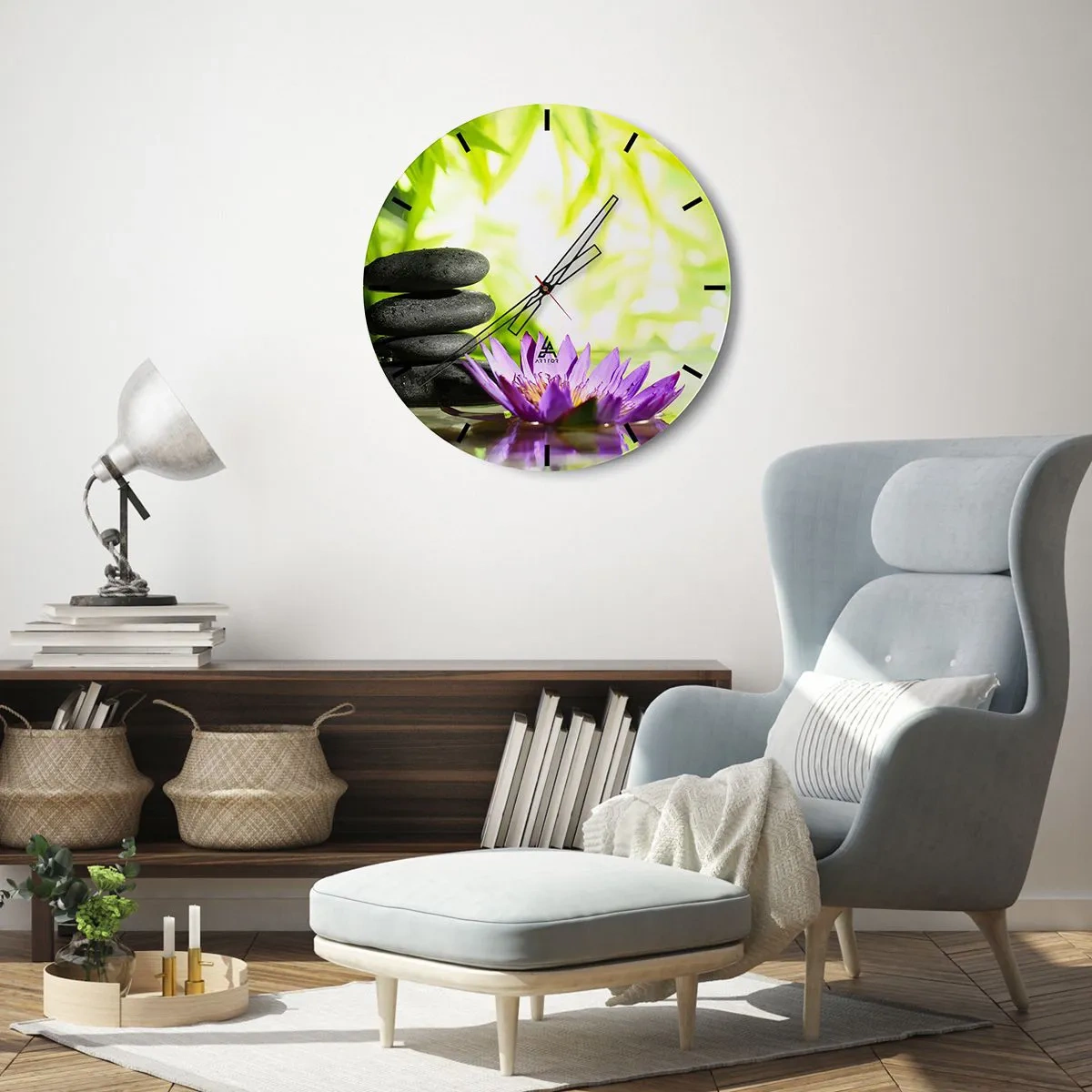 Reloj de pared - Reloj de vidrio - Un montón de piedras y una flor de loto sobre un fondo de vegetación verde. - 30x30cm - En una cabaña de bambú - Decoración de pared moderna para salón, cocina y dormitorio ARTTOR