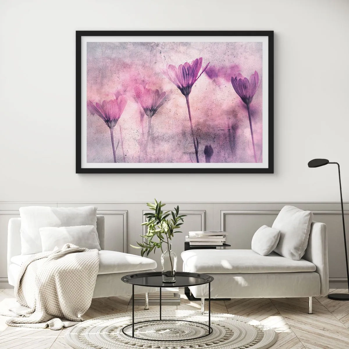 Póster en marco negro - Delicadas flores en tonos morados sobre un fondo claro. - 70x50cm - Sueño de flores - Decoración de pared moderna para salón y dormitorio ARTTOR