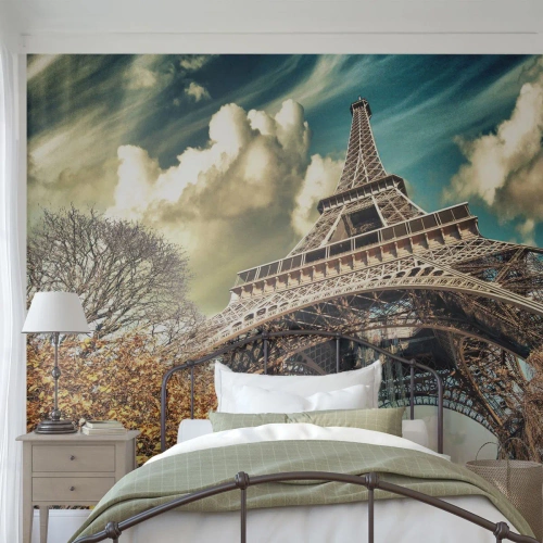 Fotomural Premium Sand - La Torre Eiffel en un paisaje otoñal contra un cielo dinámico. - 100x70cm - Y en París, en otoño... - Decoración de pared moderna para salón y dormitorio ARTTOR