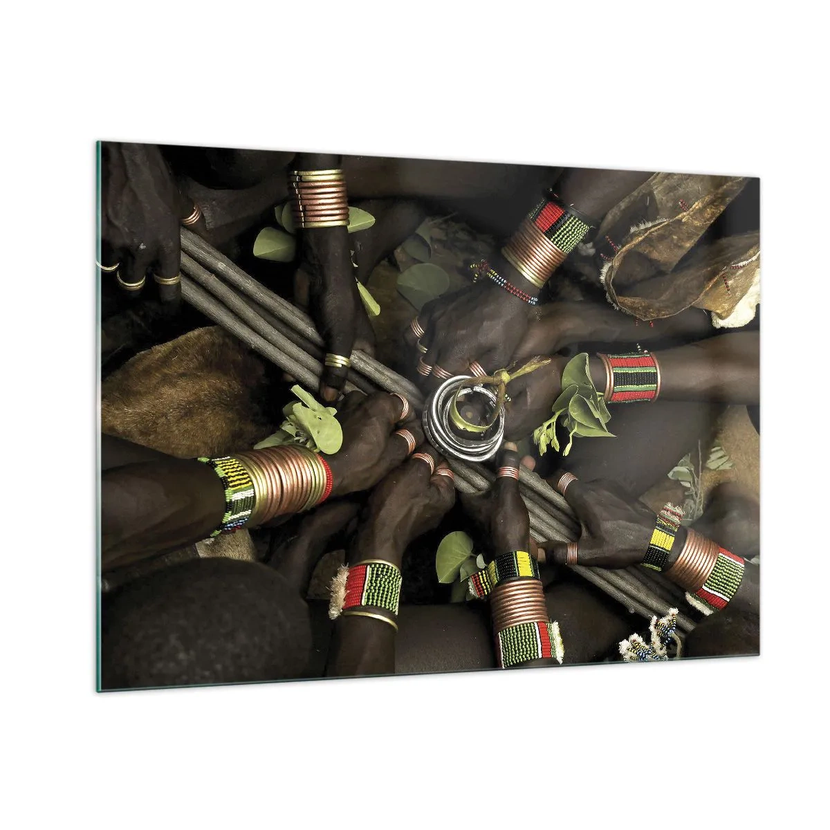 Cuadro sobre vidrio - Impresiones sobre Vidrio - Manos con brazaletes sosteniendo un recipiente en un gesto ritual - 100x70cm - Estamos juntos - Decoración de pared moderna para salón y dormitorio ARTTOR