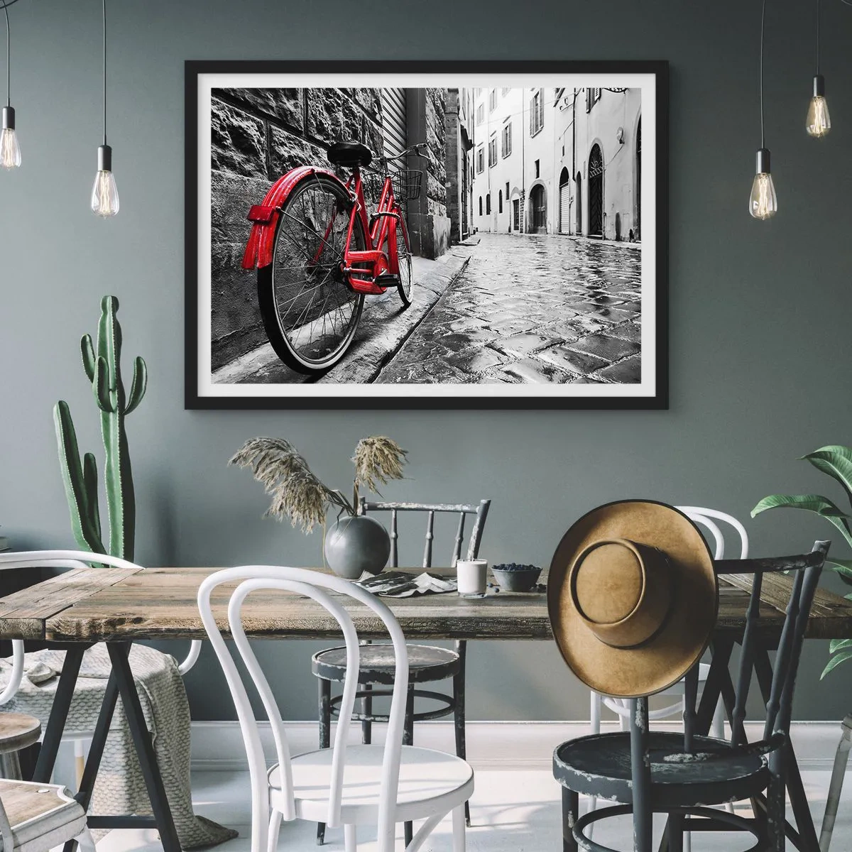 Póster en marco negro - Bicicleta roja en una calle en blanco y negro - 70x50cm - La verdadera belleza no envejece - Decoración de pared moderna para salón y dormitorio ARTTOR