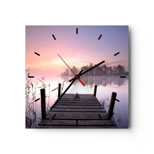 Reloj de pared - Reloj de vidrio - Un embarcadero junto al lago al amanecer con niebla y un cielo pastel. - 30x30cm - De la niebla lila... - Decoración de pared moderna para salón y dormitorio ARTTOR