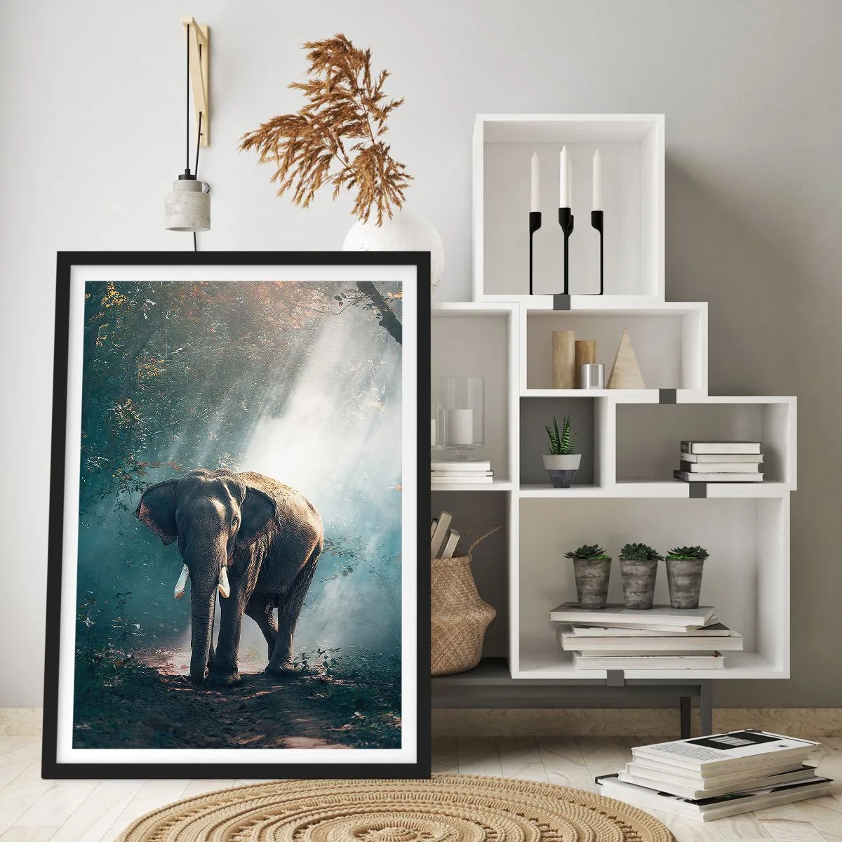 Póster en marco negro - Un elefante tomando el sol en un bosque denso. - 50x70cm - Un paseo tranquilo - Decoración de pared moderna para salón y dormitorio ARTTOR