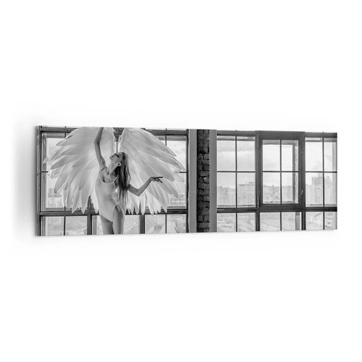 Cuadro sobre lienzo - Impresión de Imagen - Una mujer con alas de ángel contra el fondo de una ventana del loft. - 160x50cm - ¿Ciudad de los ángeles? - Decoración de pared moderna para salón y dormitorio ARTTOR