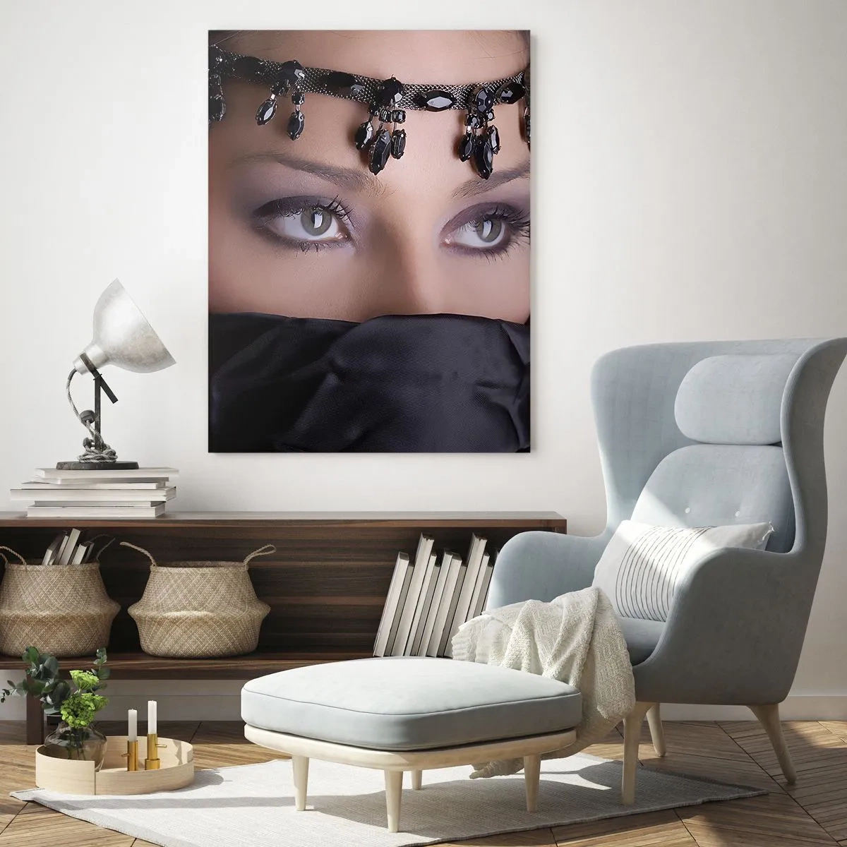 Cuadro sobre vidrio - Impresiones sobre Vidrio - Un rostro de mujer con una tiara adornada y una mirada intensa. - 50x70cm - Tentador misterio oriental - Decoración de pared moderna para salón y dormitorio ARTTOR
