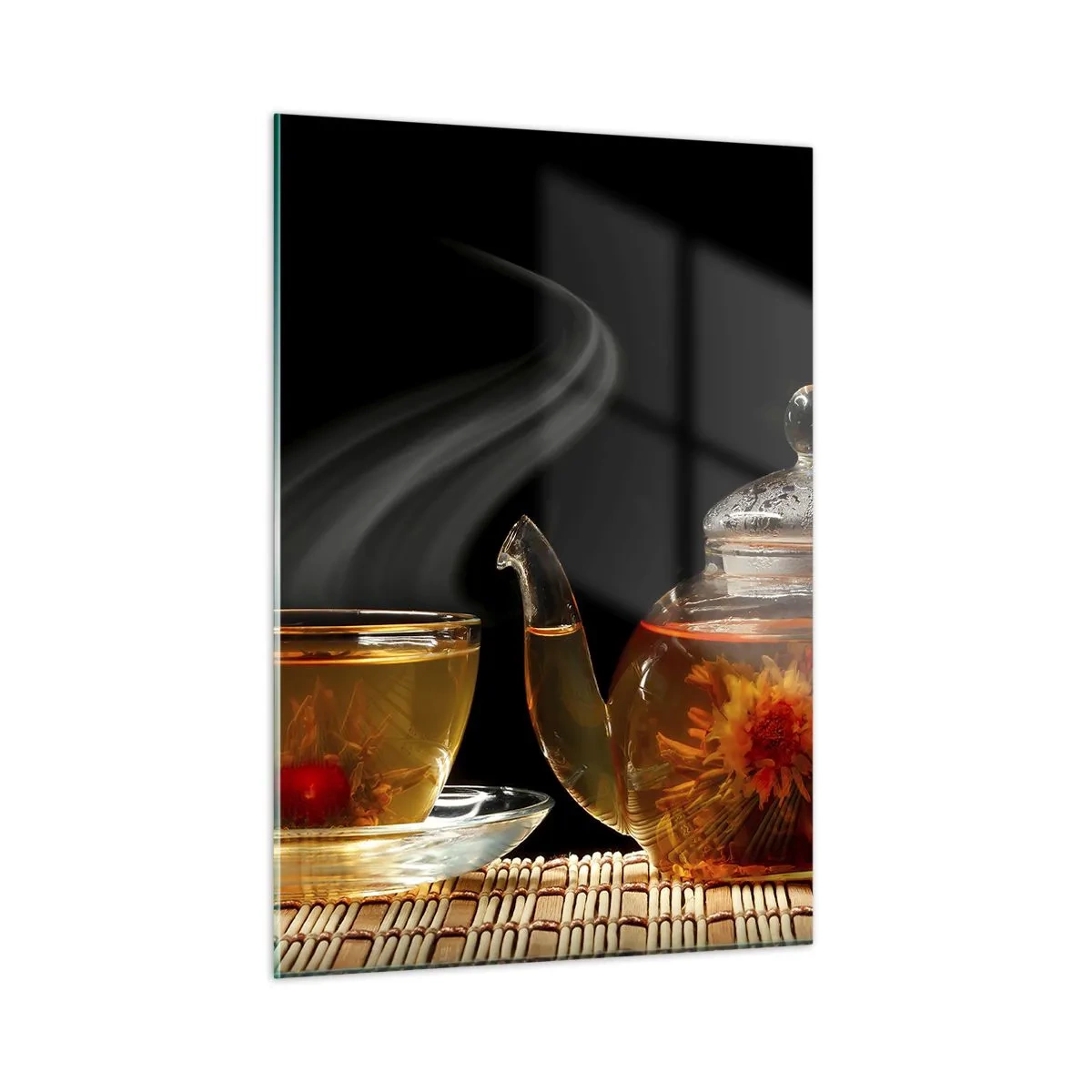 Cuadro sobre vidrio - Impresiones sobre Vidrio - Una jarra de cristal y una taza de té con una flor sobre un fondo negro. - 50x70cm - Magia y el arte del té - Decoración de pared moderna para salón y dormitorio ARTTOR