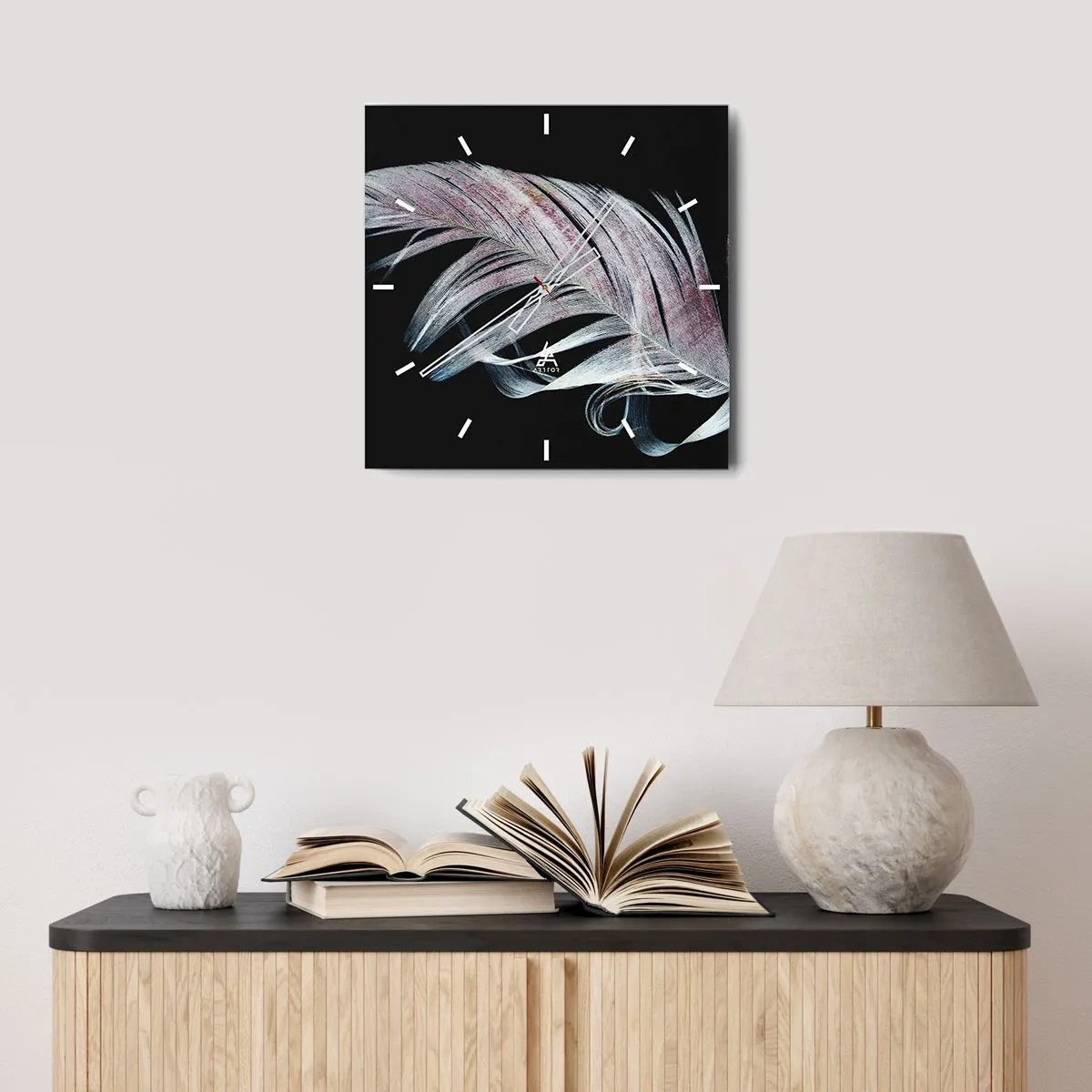 Reloj de pared - Reloj de vidrio - Una delicada pluma sobre un fondo negro en un enfoque artístico. - 30x30cm - Piensa en el tacto - Decoración de pared moderna para salón y dormitorio ARTTOR