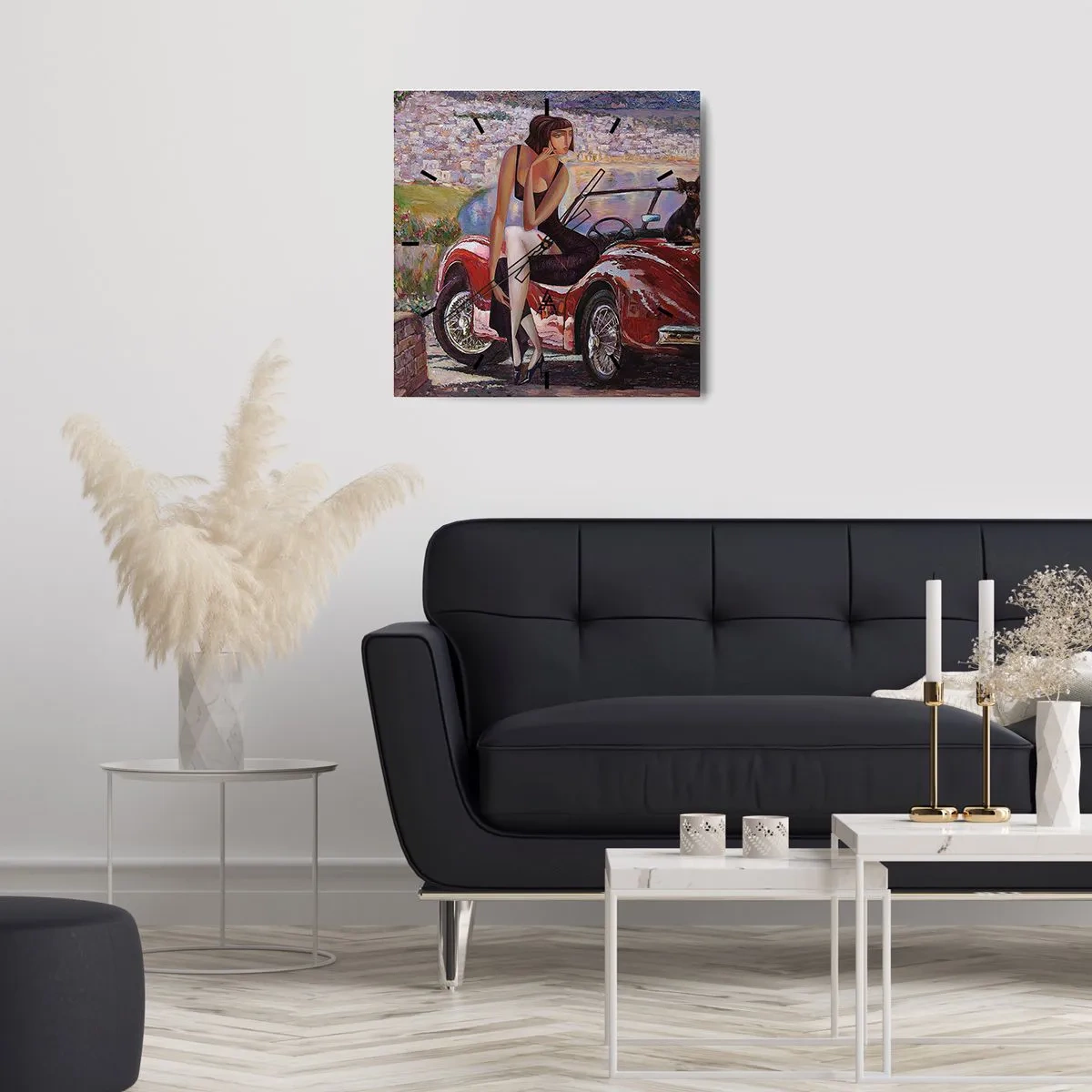 Reloj de pared - Reloj de vidrio - Una mujer junto a un coche rojo con un pueblo al fondo - 30x30cm - Paseo veraniego - Decoración de pared moderna para salón y dormitorio ARTTOR