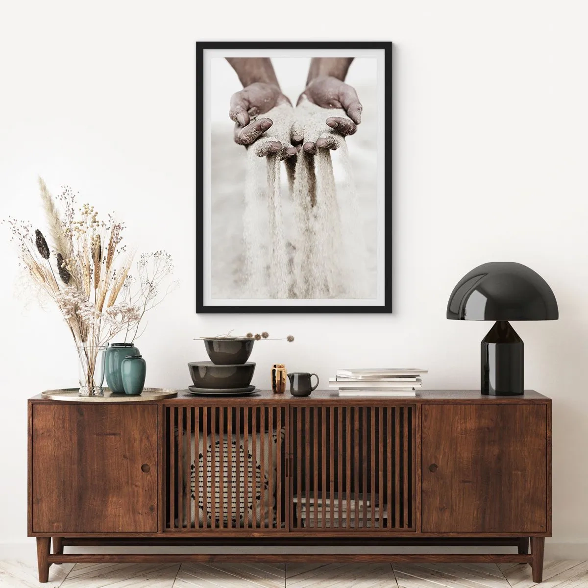 Póster en marco negro - Manos sosteniendo arena, simbolizando la fugacidad y fragilidad del momento. - 50x70cm - Con estas manos... - Decoración de pared moderna para salón y dormitorio ARTTOR