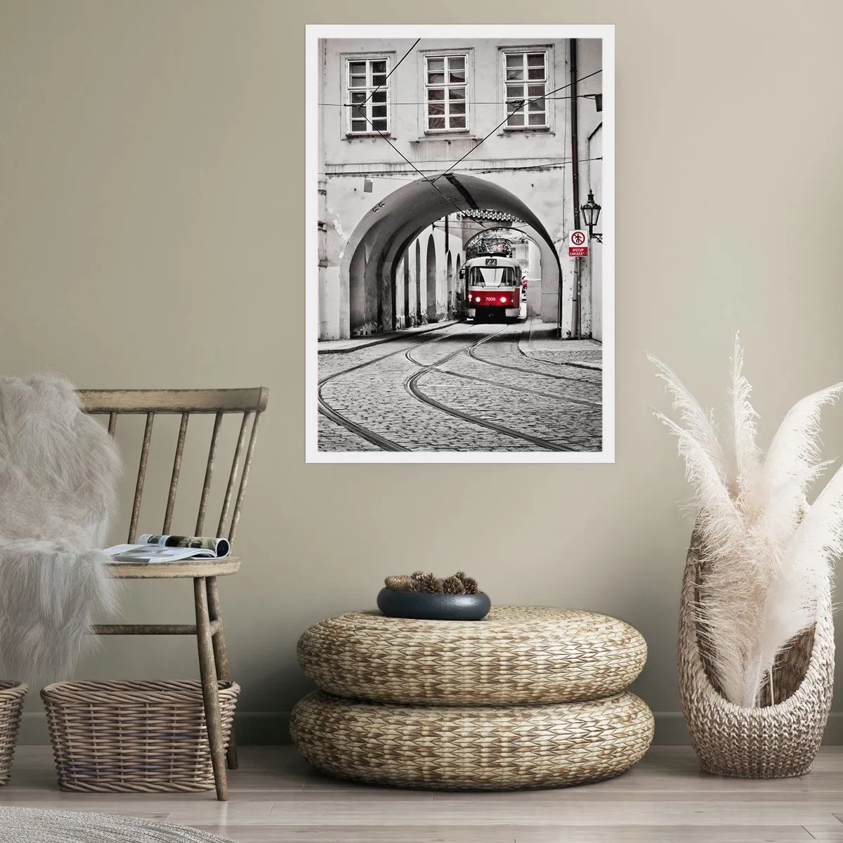 Póster - Tranvía rojo en un entorno en blanco y negro - 50x70cm - A través del laberinto urbano - Decoración de pared moderna para salón y dormitorio ARTTOR