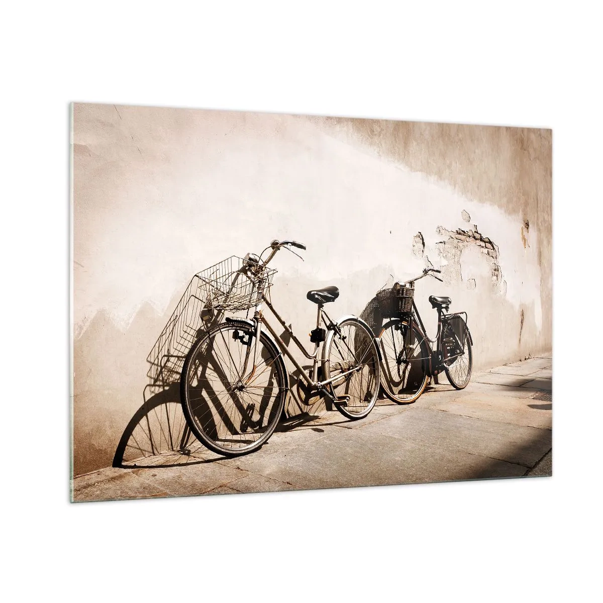 Cuadro sobre vidrio - Impresiones sobre Vidrio - Bicicletas retro apoyadas contra una pared vieja - 100x70cm - El inolvidable encanto del pasado - Decoración de pared moderna para salón y dormitorio ARTTOR
