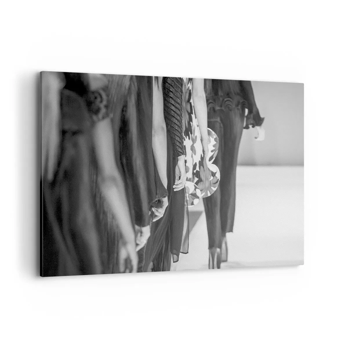Cuadro sobre lienzo - Impresión de Imagen - Una escena de pasarela en blanco y negro que muestra los detalles de los vestidos y las figuras de las modelos. - 120x80cm - Un desfile con estilo - Decoración de pared moderna para salón y dormitorio ARTTOR