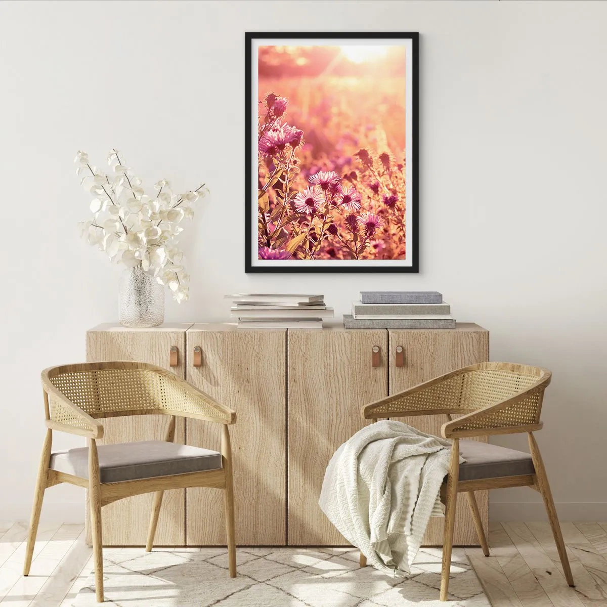 Póster en marco negro - Un campo de flores violetas a la luz del sol poniente. - 50x70cm - Antes de que se acabe el verano - Decoración de pared moderna para salón y dormitorio ARTTOR
