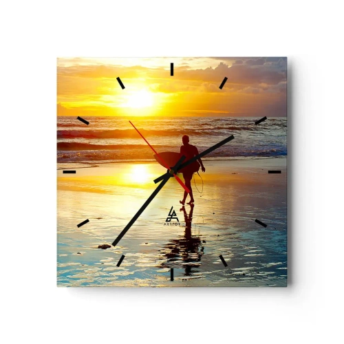 Reloj de pared - Reloj de vidrio - Un surfista caminando por la playa al atardecer con una tabla en la mano. - 30x30cm - El regreso del guerrero - Decoración de pared moderna para salón y dormitorio ARTTOR