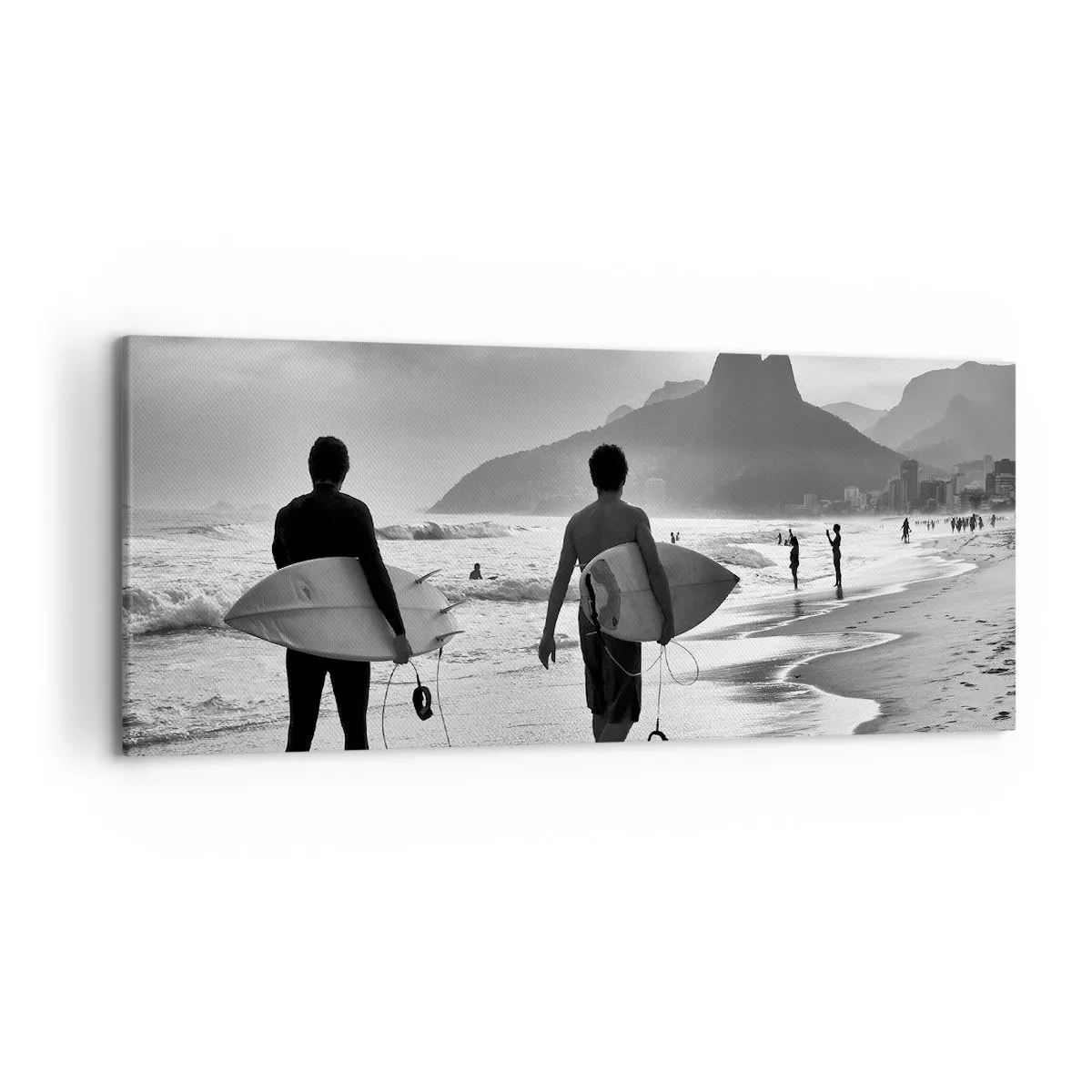 Cuadro sobre lienzo - Impresión de Imagen - Dos surfistas caminando por la playa con sus tablas en blanco y negro. - 120x50cm - Samba para una ola - Decoración de pared moderna para salón y dormitorio ARTTOR