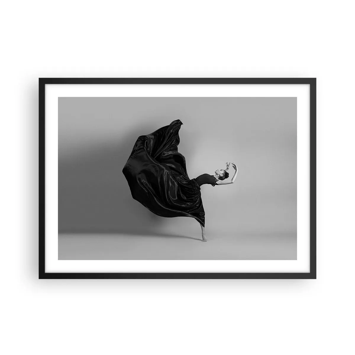 Póster en marco negro - Una elegante bailarina con un vestido negro en movimiento. - 70x50cm - La música da alas - Decoración de pared moderna para salón y dormitorio ARTTOR