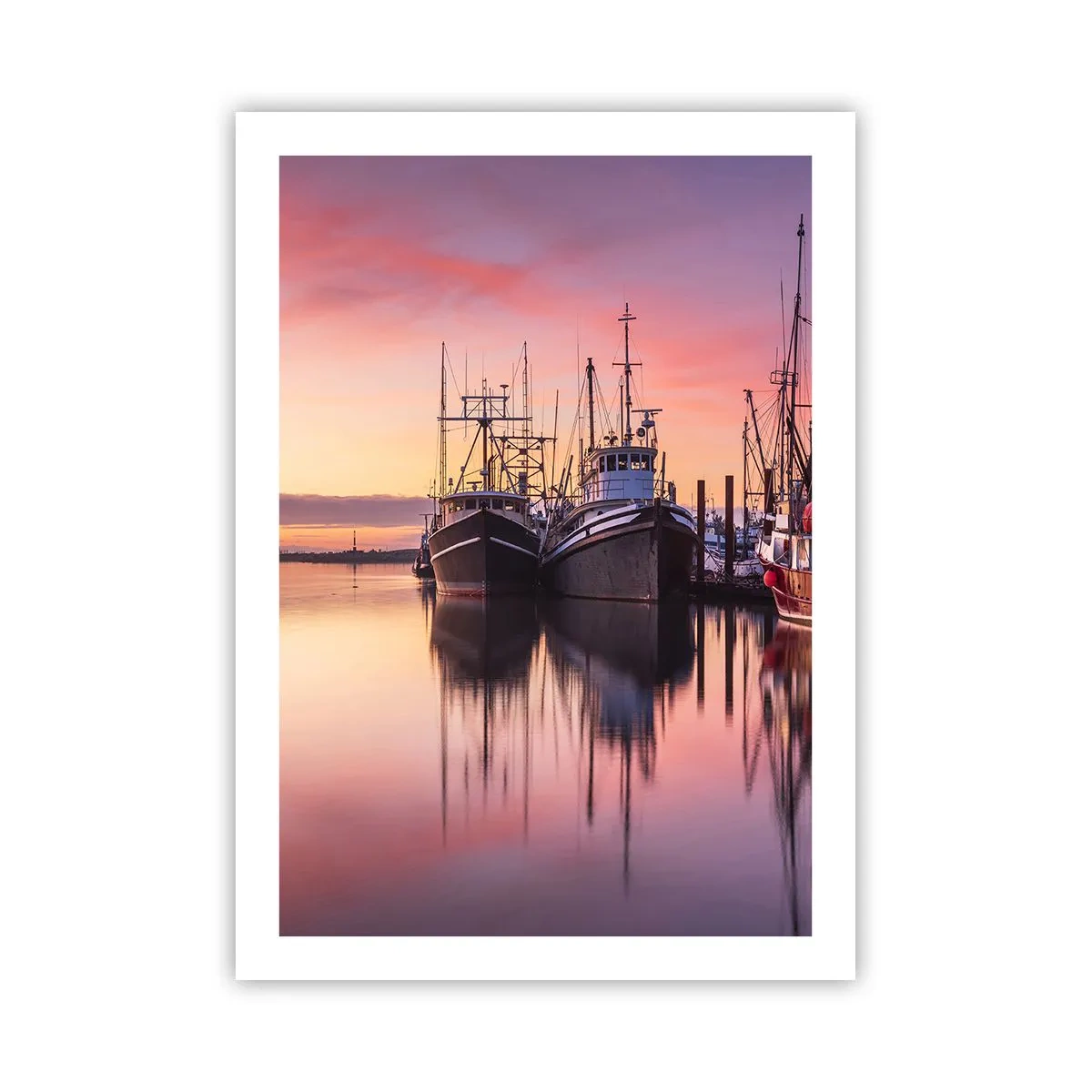 Póster - Barcos de pesca en el puerto al atardecer - 50x70cm - Descanso antes de partir - Decoración de pared moderna para salón y dormitorio ARTTOR
