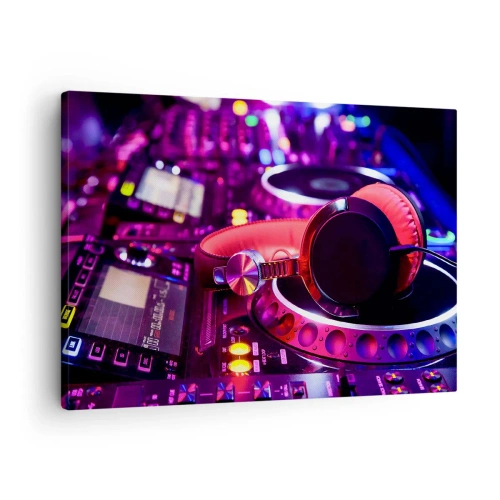 Cuadro sobre lienzo - Impresión de Imagen - Auriculares de DJ en una consola con iluminación de neón. - 70x50cm - Antes de que comience la diversión - Decoración de pared moderna para salón y dormitorio ARTTOR