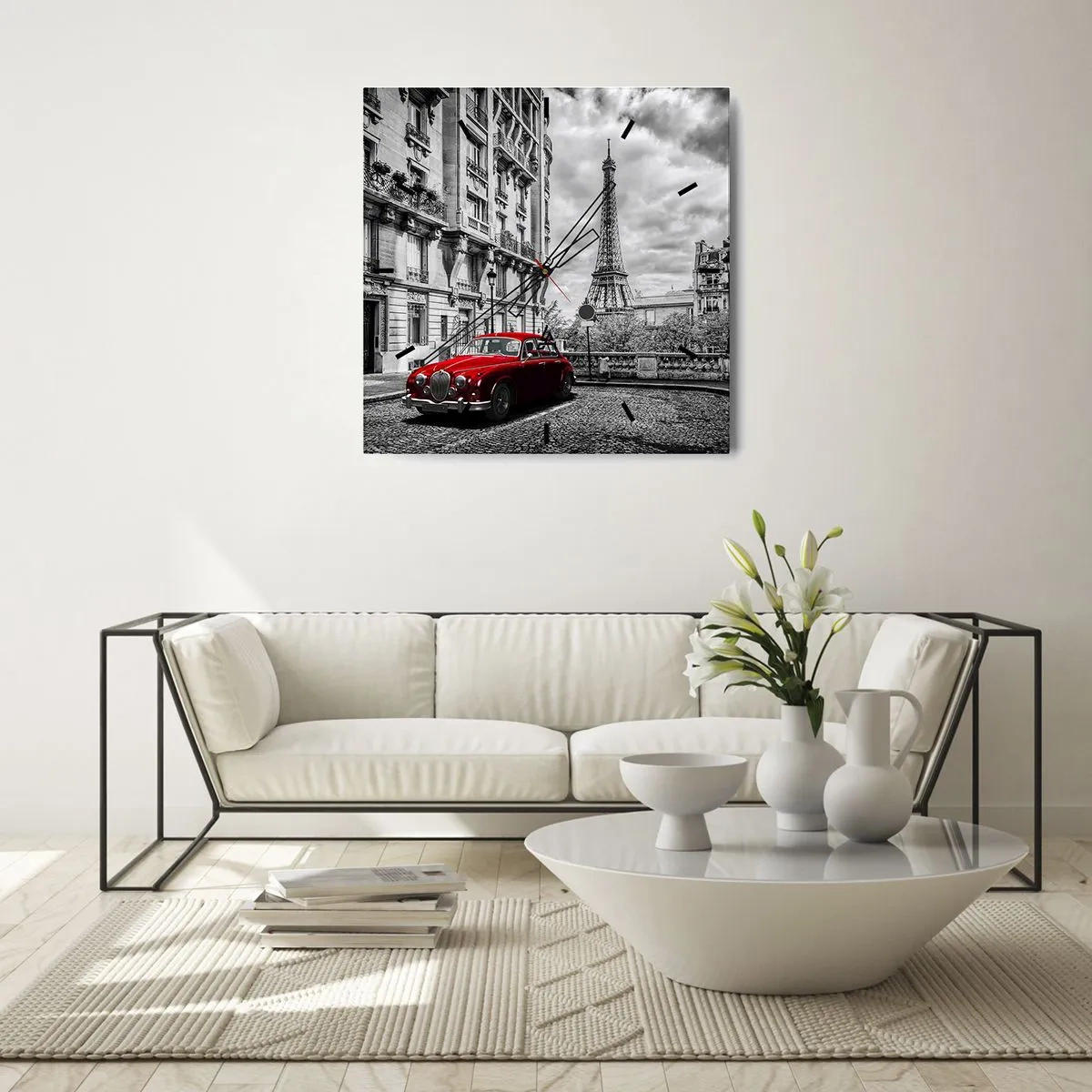 Reloj de pared - Reloj de vidrio - Un coche rojo con la Torre Eiffel al fondo en un entorno en blanco y negro. - 30x30cm - Un depredador en la ciudad - Decoración de pared moderna para salón y dormitorio ARTTOR