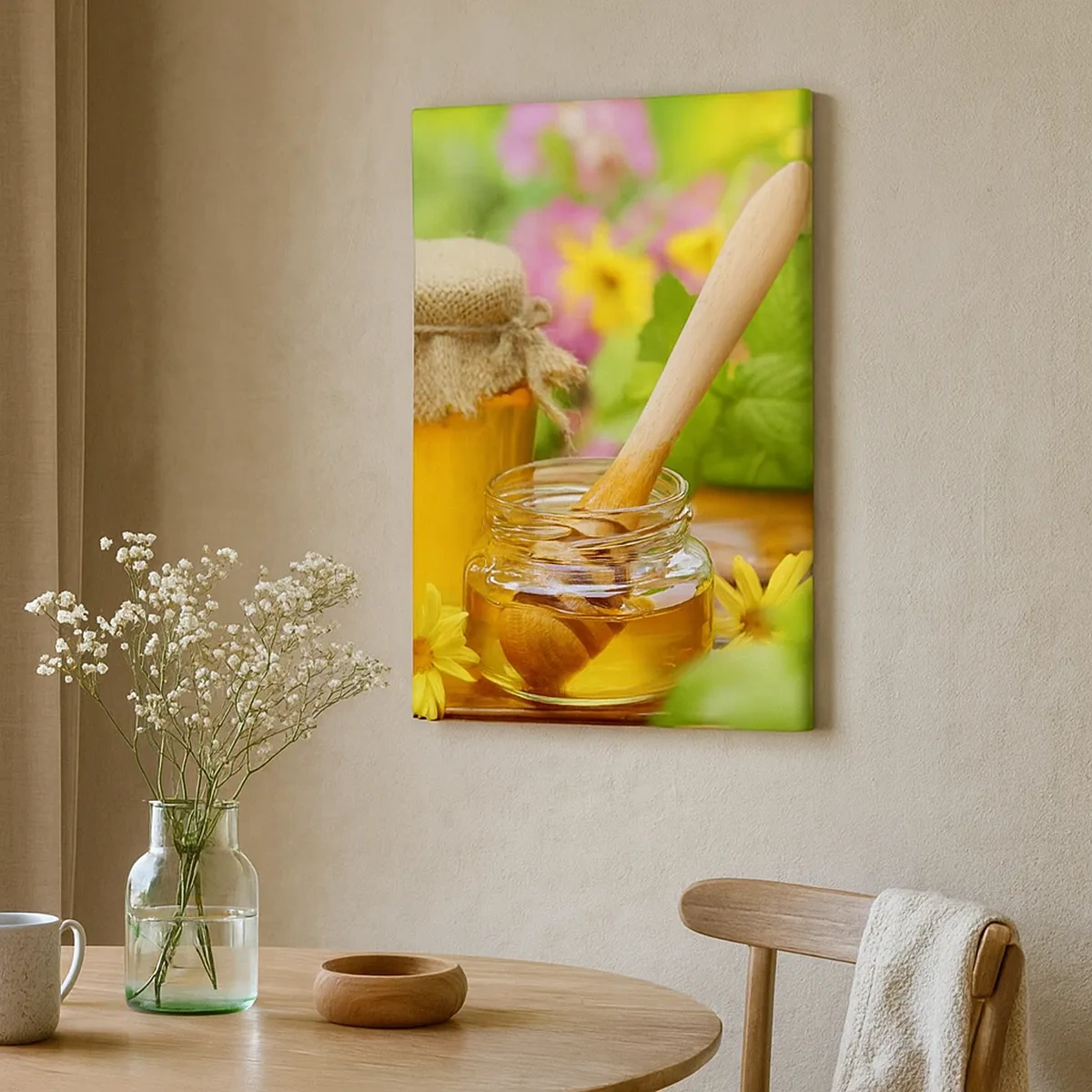 Cuadro sobre lienzo - Impresión de Imagen - Tarros de miel con flores sobre el fondo de un jardín de verano. - 50x70cm - Dulce y floral - Decoración de pared moderna para salón y dormitorio ARTTOR