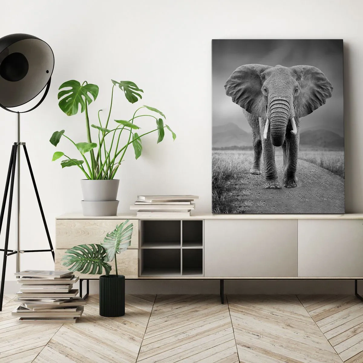 Cuadro sobre lienzo - Impresión de Imagen - Un poderoso elefante en la sabana en tonos monocromáticos. - 50x70cm - El anfitrión da la bienvenida - Decoración de pared moderna para salón y dormitorio ARTTOR