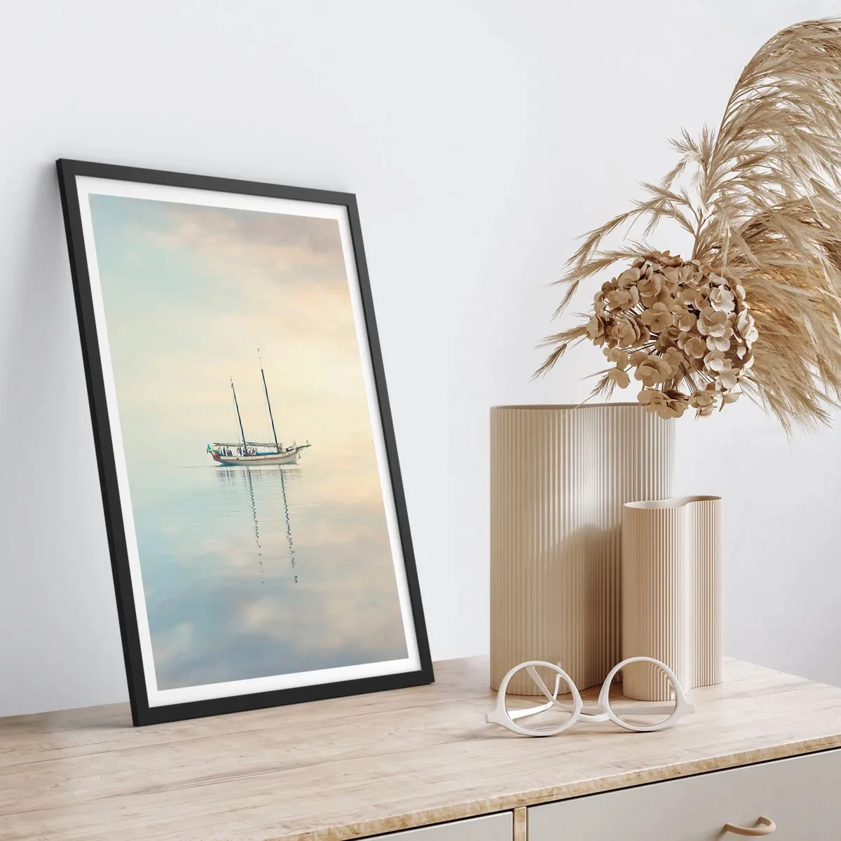 Póster en marco negro - Un barco en un mar en calma con un suave reflejo. - 50x70cm - En un mar de silencio - Decoración de pared moderna para salón y dormitorio ARTTOR