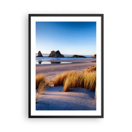 Póster en marco negro - Una playa pintoresca con pastos y rocas con el océano en calma como telón de fondo. - 50x70cm - Para buscadores de tranquilidad - Decoración de pared moderna para salón y dormitorio ARTTOR