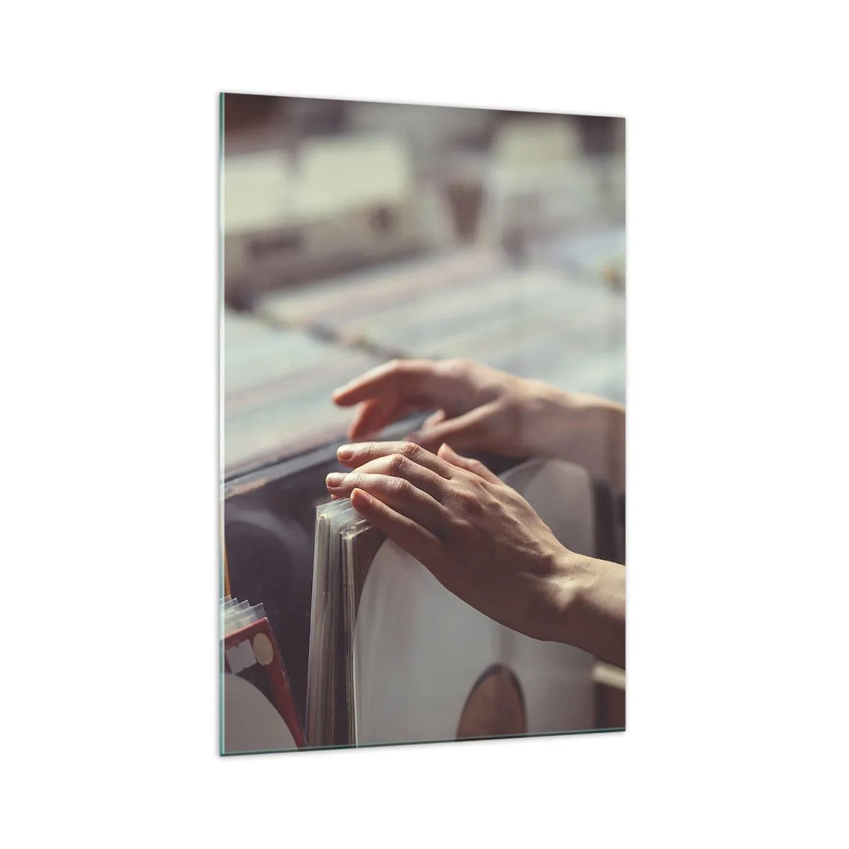 Cuadro sobre vidrio - Impresiones sobre Vidrio - Manos mirando a través de una colección de vinilos - 70x100cm - En busca de emociones - Decoración de pared moderna para salón y dormitorio ARTTOR