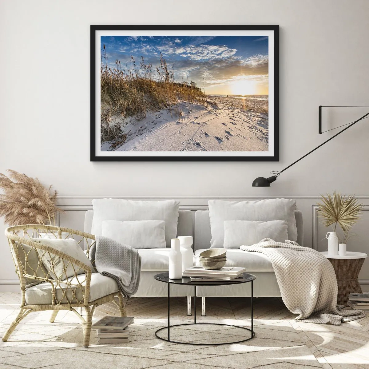 Póster en marco negro - Dunas con hierba y huellas en la arena al atardecer - 70x50cm - Invitación a un paseo - Decoración de pared moderna para salón y dormitorio ARTTOR