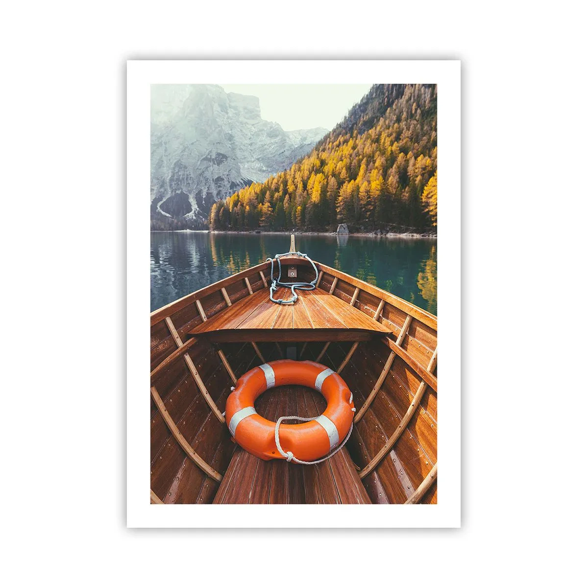 Póster - Un barco de madera en un lago rodeado de montañas. - 50x70cm - Viaje a la montaña - Decoración de pared moderna para salón y dormitorio ARTTOR