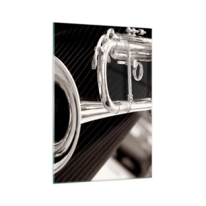 Cuadro sobre vidrio - Impresiones sobre Vidrio - Un primer plano de una trompeta plateada sobre un elegante fondo de tela. - 70x100cm - Viaje musical a los años 30. - Decoración de pared moderna para salón y dormitorio ARTTOR