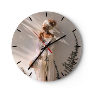 Reloj de pared - Reloj de vidrio - Una mujer con estilo boho parada bajo el sol. - 30x30cm - El sol y la joven - Decoración de pared moderna para salón, cocina y dormitorio ARTTOR