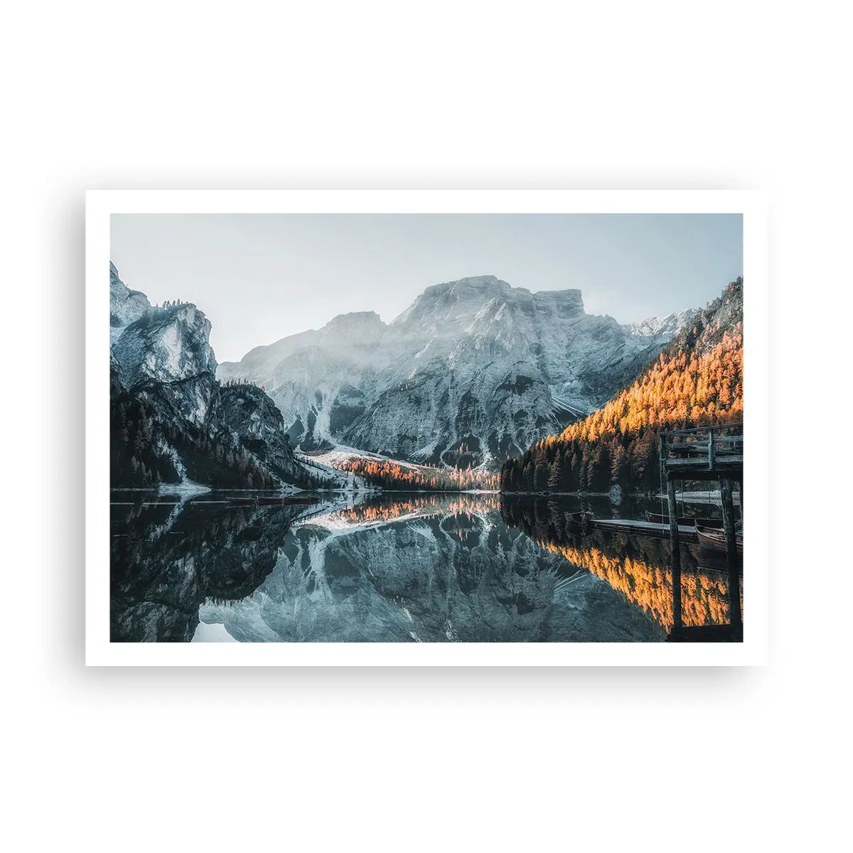Póster - Un paisaje de montaña reflejado en la tranquila superficie de un lago. - 100x70cm - Paisaje en el espejo - Decoración de pared moderna para salón y dormitorio ARTTOR